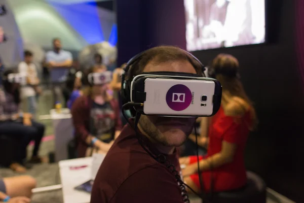 Man wearing virtual reality goggles during VRLA Expo Summer — Stock Photo, Image