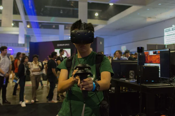 Homem vestindo óculos de realidade virtual durante a VRLA Expo Summer — Fotografia de Stock