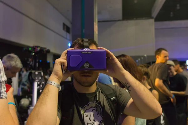 Man wearing virtual reality goggles during VRLA Expo Summer — Stock Photo, Image