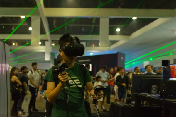 Man draagt virtual reality bril tijdens VRLA Expo zomer — Stockfoto