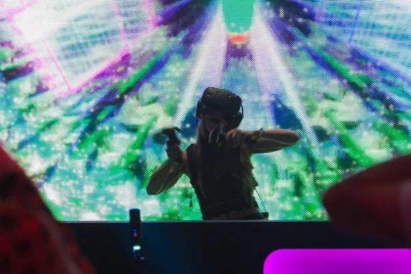 Система виртуальной реальности DJ во время VRLA Expo Summer — стоковое фото