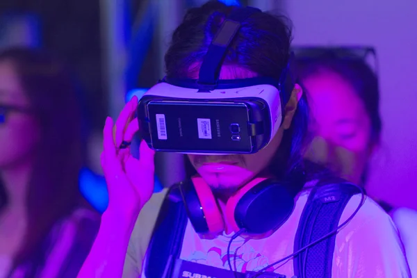 Homme portant des lunettes de réalité virtuelle pendant l'été VRLA Expo — Photo