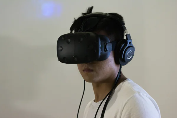 Homme portant des lunettes de réalité virtuelle pendant l'été VRLA Expo — Photo