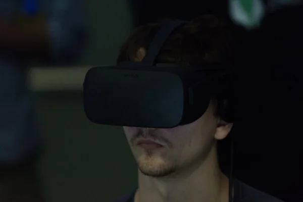 男子穿着虚拟现实护目镜在Vrla博览会夏季 — 图库照片