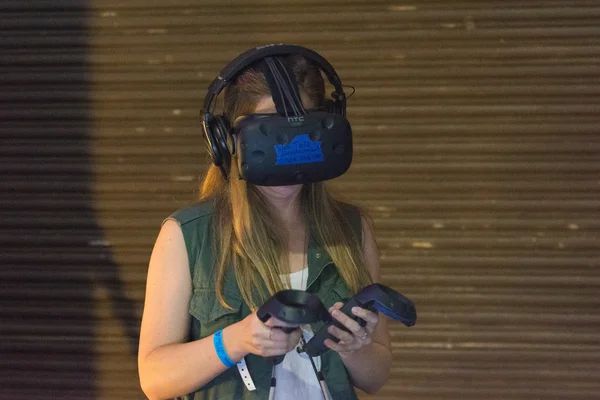 Virtuális valóság szemüveget viselő nő a VRLA Expo Nyáron — Stock Fotó