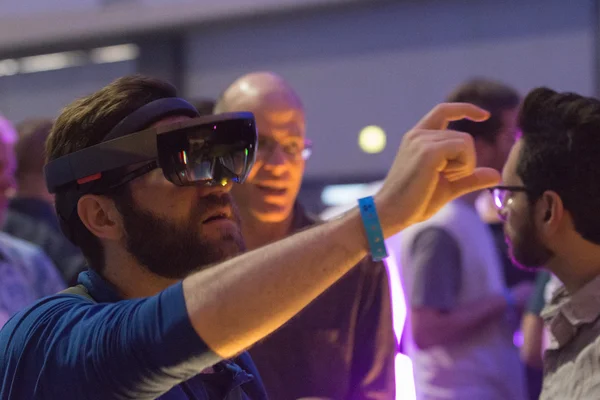 Man draagt virtual reality bril tijdens VRLA Expo zomer — Stockfoto