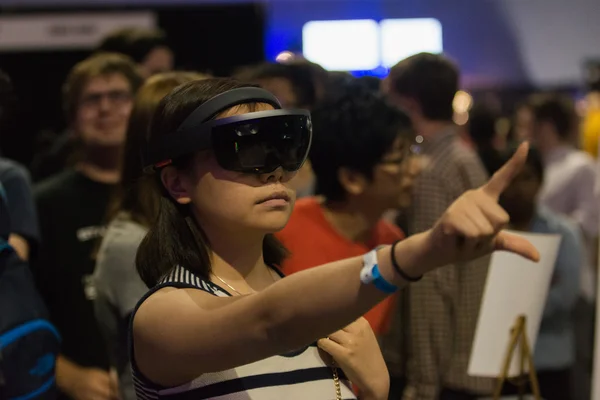 Γυναίκα φορώντας γυαλιά εικονικής πραγματικότητας κατά τη διάρκεια VRLA Expo Summer — Φωτογραφία Αρχείου