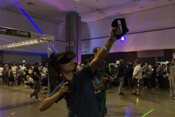 Man draagt virtual reality bril tijdens VRLA Expo zomer — Stockfoto