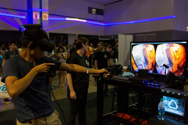Man draagt virtual reality bril tijdens VRLA Expo zomer — Stockfoto