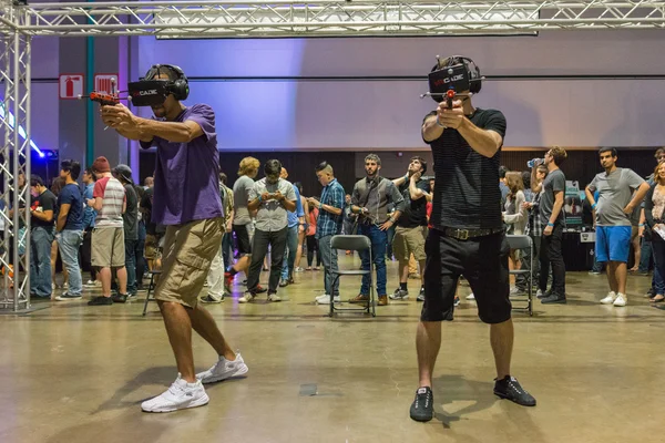 Az ember virtuális valóságszemüveget visel a VRLA Expo nyár alatt — Stock Fotó