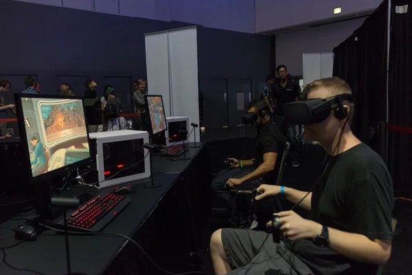Człowiek nosi okulary wirtualnej rzeczywistości podczas VRLA Expo Summer — Zdjęcie stockowe