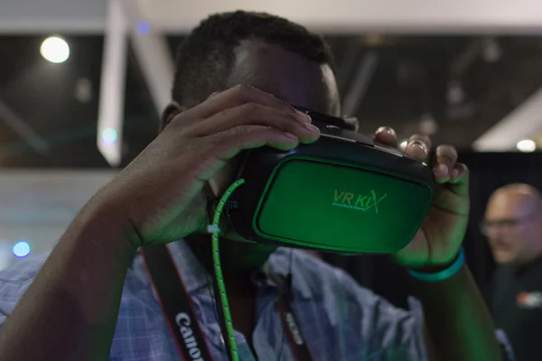 Homme portant des lunettes de réalité virtuelle pendant l'été VRLA Expo — Photo