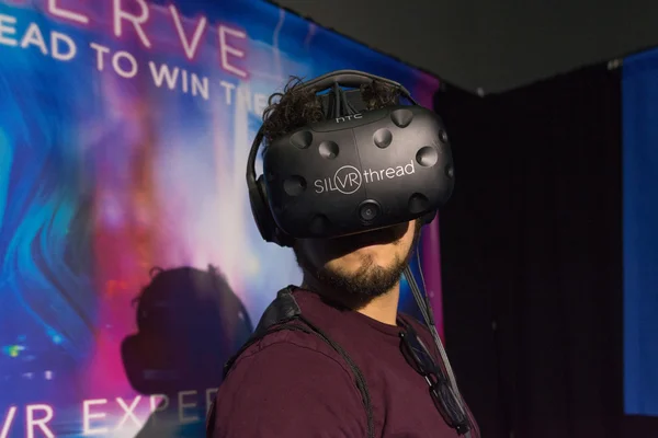 Az ember virtuális valóságszemüveget visel a VRLA Expo nyár alatt — Stock Fotó