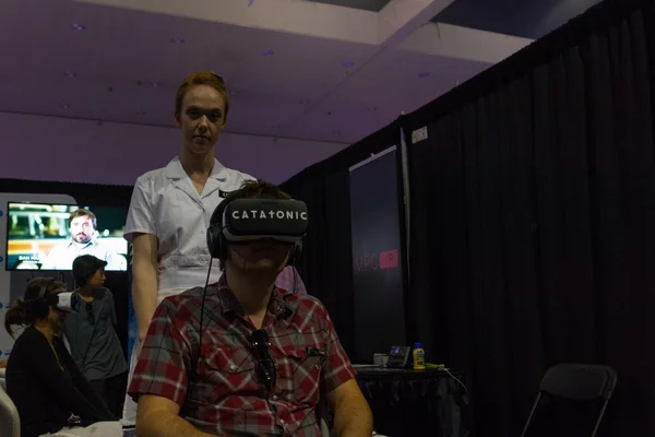 Человек в очках виртуальной реальности во время VRLA Expo Summer — стоковое фото
