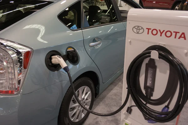 Toyota Prius hybride 2015 branché pour l'électricité à l'Orang — Photo