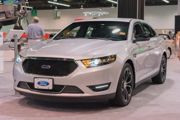 2015 Ford Taurus en el Salón Internacional del Automóvil del Condado de Orange — Foto de Stock