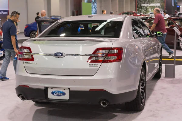 Ford taurus 2015 w pomarańczowy county international auto show — Zdjęcie stockowe