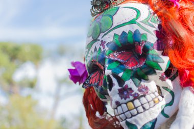 Maske heykel ölü festivalin 15 yıllık günü