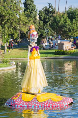 15 yıllık gün ölü festivalin iskelet heykel