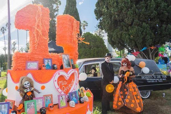 Gente desconocida y altar en exhibición en el 15º Festival anual del Día de los Muertos — Foto de Stock