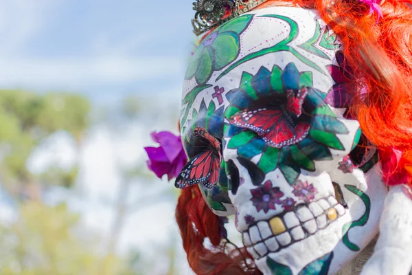 Скульптура в маске на 15-м ежегодном Дне Мертвого Фестиваля — стоковое фото