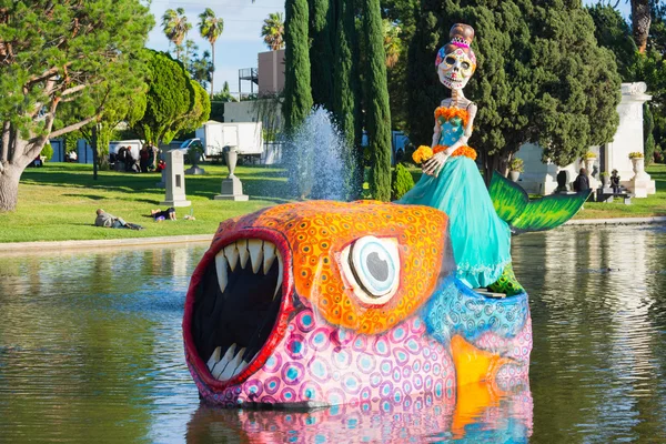 15 yıllık gün ölü festivalin iskelet heykel