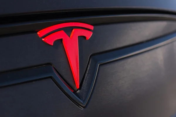 Tesla Logo Supercar Pazar elektrik, yakın çekim — Stok fotoğraf