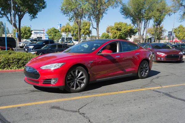 Тесла моделі S на неділю суперкар електричних транспортних засобів — стокове фото