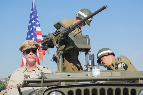 Oss veteraner i militära fordon — Stockfoto