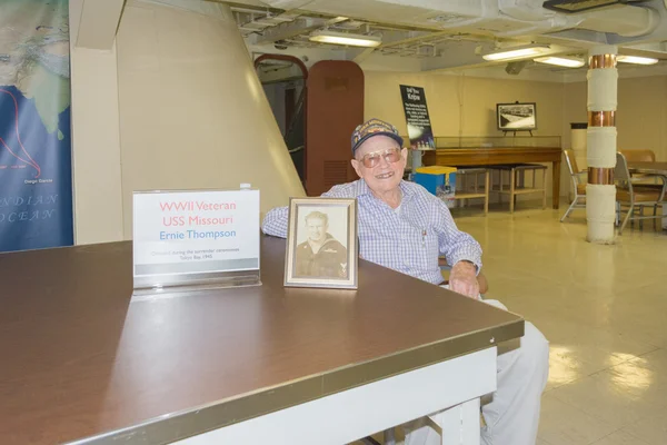 Weteran II wojny światowej Ernie Thompson wizyty pancernik Uss Iowa na wartoś — Zdjęcie stockowe
