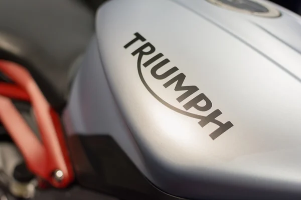 Gros plan sur la moto logo Triumph — Photo