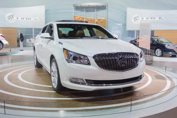 Buick Lacrosse 2015 na wyświetlaczu — Zdjęcie stockowe