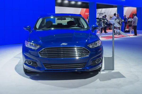 Ford Fusion 2015 na wyświetlaczu — Zdjęcie stockowe