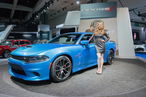 Dodge charger srt 2015 auf dem display — Stockfoto