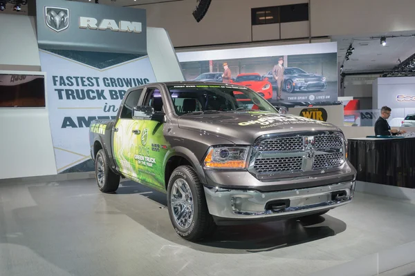 2015 年在显示 Ram 1500 绿色卡车 — 图库照片