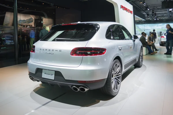 Porsche Macan S 2015 на выставке — стоковое фото