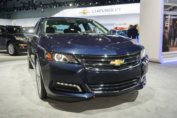 Chevrolet impala ltz 2015 auf dem display — Stockfoto