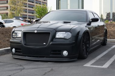 Özel Chrysler 300c ekranda