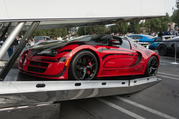 Bugatti Veyron entra en el transporte de automóviles cerrado —  Fotos de Stock