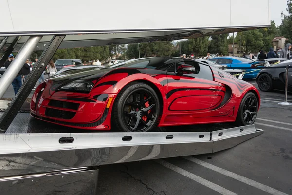 Bugatti Veyron entrant dans le transport automobile fermé — Photo