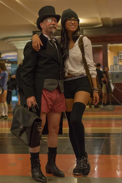 Casal sem calças na Union Station durante o "No Pants M — Fotografia de Stock