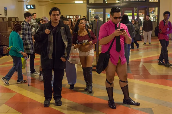 Человек без штанов во время мероприятия "Без штанов в метро" . — стоковое фото