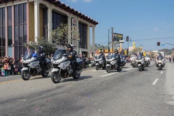 Funcionarios de policía en motocicletas que realizan en — Foto de Stock