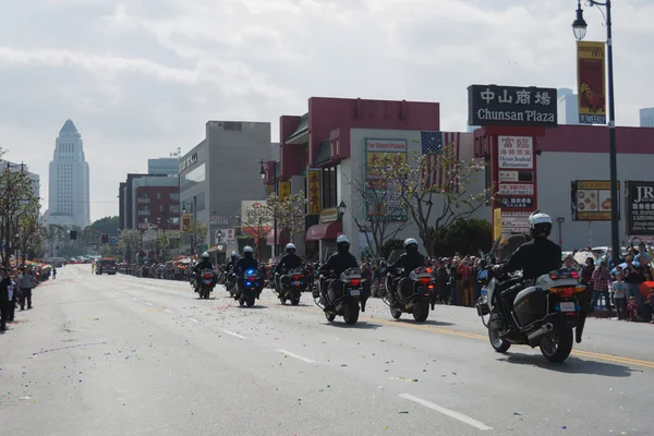 Poliser på motorcyklar på — Stockfoto