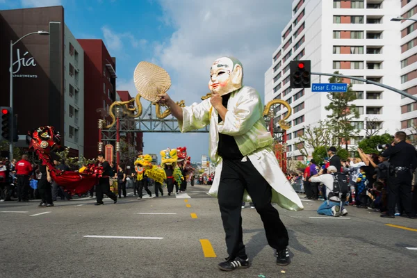 Kimliği belirsiz bir adam Çin kostüm ve maske — Stok fotoğraf
