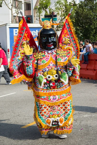 Um homem não identificado com traje chinês e máscara — Fotografia de Stock