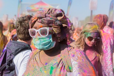 Bilinmeyen kadın yüzü ile kaplı