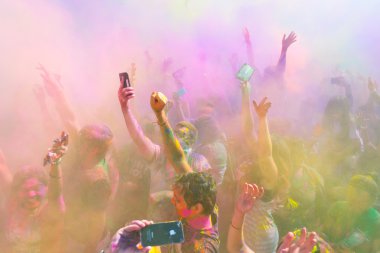 Kutlama sırasında renk insanlar atmak.