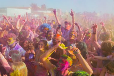 Kutlama sırasında renk insanlar atmak.