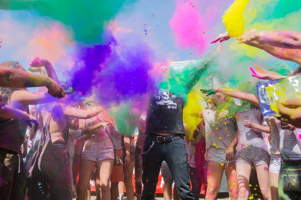 Gente celebrando durante el lanzamiento de color . — Foto de Stock